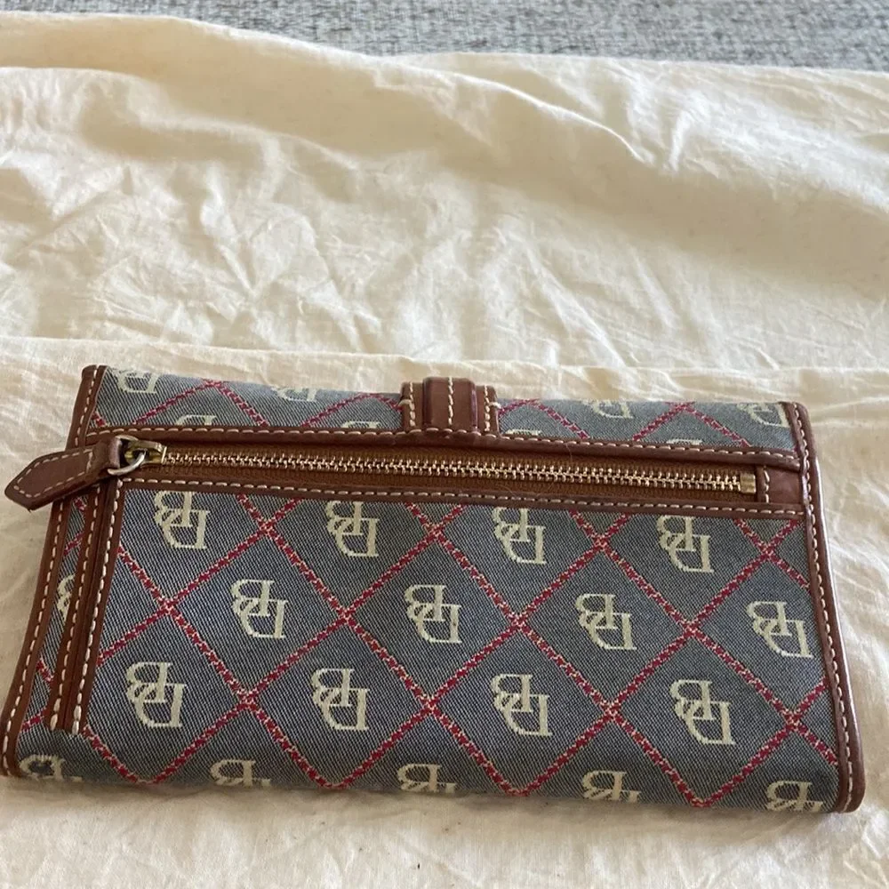 Dooney & Bourke Wallet Vintage leather clasp is silver leather imitation…